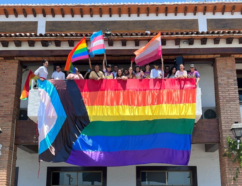 Colocan bandera de la comunidad LGBTQ+ en la presidencia municipal